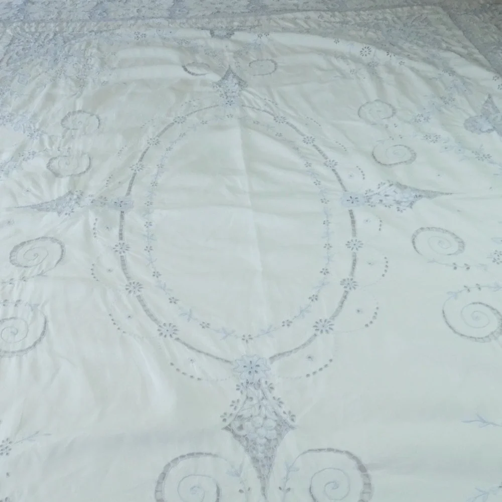 Vintage White Lace Cutwork Tablecloth Floral Madiera Embroidery Bleu White 79x64